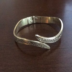 Gold bracelet with floral design